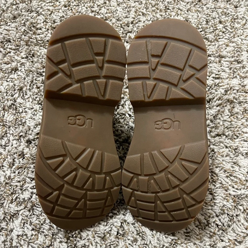 Boys UGG Boots - Picture 8 of 8